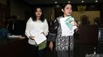 Julia dan Dessy Menangis di Pengadilan Tipikor