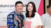 Julie Estelle bersama Sulung. Pool/Hanif Hawari/detikFoto.
