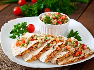 Ngemil Quesadilla Isi Keju dan Aneka Topping di Sini