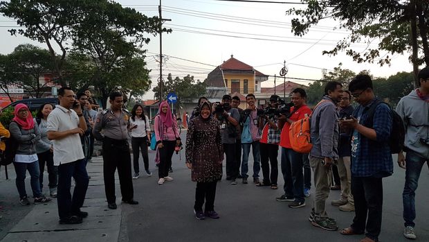 Wali Kota Risma Pagi ini Kerja dari Atas Bus Wali Kota Risma Pagi ini Kerja dari Atas Bus