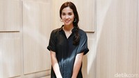 Melihat penampilannya, siapa yang menyangka istri Vino G Bastian itu kini telah menginjak usia 37 tahun? Pool/Hanif Hawari/detikFoto.