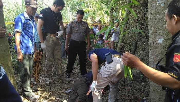 Pasutri Lansia Ditemukan Tewas Berpelukan Diduga Bunuh Diri
