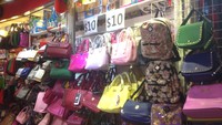 Banyak barang yang dibanderol seharga SGD 10 saja (setara Rp 97 ribu). Dengan SGD$10, traveler sudah dapat membeli 3 buah jam tangan, 3 lembar kaos, bahkan 24 buah gantungan kunci (Afif/detikTravel)