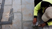 Pemerintah Provinsi DKI Jakarta mengebut pengerjaan trotoar disejumlah titik.