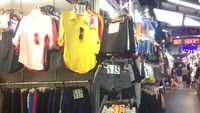Deretan kios di Bugis Street jumlahnya mungkin mencapai 100 buah lebih. Dari mulai gantungan kunci, kaos, tas sampai sepatu dijual lengkap di sini (Afif/detikTravel)