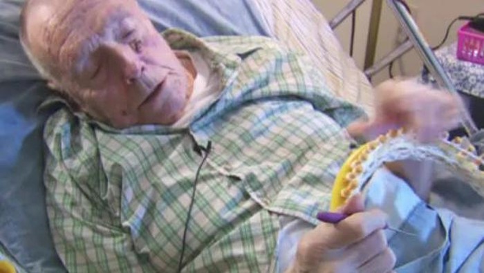 Sakit dan Tergolek di Tempat Tidur, Kakek Ini Terus Menyulam untuk Tunawisma