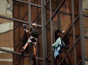 Ingin Bertemu Donald Trump, Pria 20 Tahun Nekat Panjat Trump Tower