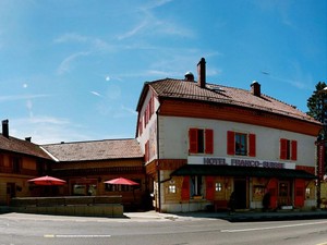 Hotel Galau di Perbatasan, Lantai 1 di Prancis Lantai 2 di Swiss