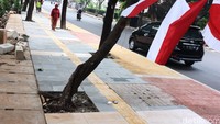 Pembanguan pedestrian ini nampak telah selesai 90 persen. Trotoar yang dibangun menggunakan jenis bahan, batu andesit, keramik dan cor semen dll.