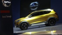  Grille itu hadir dengan sentugan black-chrome.