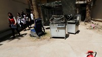 Pihak keamanan setempat menutup akses menuju ke lokasi kebakaran tersebut. Thaier Al-Sudani/Reuters