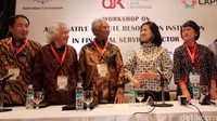 Anggota Dewan Komisioner OJK Bidang Edukasi dan Perlindungan Konsumen Kusumaningtuti S Soetiono (dua dari kanan) menghadiri acara workshop LAPS di Hotel Grand Hyatt, Jakarta (11/8/2016).