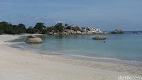 Pantai Tanjung Tinggi merupakan salah satu pantai paling terkenal di Belitung. Hampir setiap wisatawan memasukkan objek wisata yang satu ini dalam itinerary mereka (Agung/detikTravel)