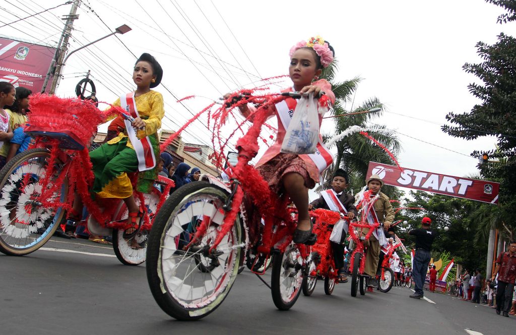 HUT RI Ke 71 Pawai Sepeda Hias Awali Festival Kemerdekaan Di Banyuwangi