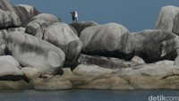 Yang khas dari pantai ini adalah ratusan batu granit besar yang tersebar di kedua semenanjung dan juga di laut di depan pantai. Ukuran granit mulai dari sebesar motor sampai sebesar rumah (Agung/detikTravel)