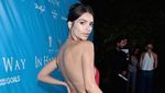 Sexy in Red! Emily Ratajkowski Hot dengan Dress Mini