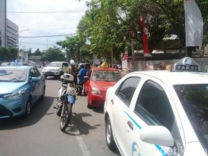 Puluhan Motor, Taksi dan Seorang Jukir Ditilang Petugas Gabungan