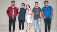 Meski belum resmi, namun Roby salah satu personel Geisha sudah memberikan selamaat bergabung lewat sebuah komentar di Instagram. Secara resmi, Geisha akan mengadakan press conference pada 18 Juli nanti. Foto: Asep Syaifullah