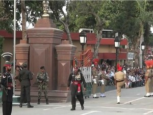 Upacara Unik Pergantian Pasukan di Perbatasan India-Pakistan