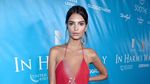 Sexy in Red! Emily Ratajkowski Hot dengan Dress Mini