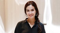 Ia terlihat semakin cantik dengan gaya rambutnya yang dikepang. Pool/Hanif Hawari/detikFoto.