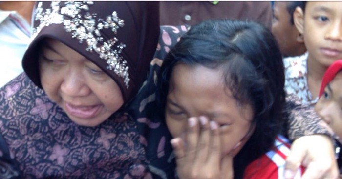 Respons Risma Usai Ditangisi Siswi SD agar Tidak ke Jakarta
