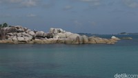 Suasana di Pantai Tanjung Tinggi. Jika ingin suasana yang tidak terlalu ramai, kunjungilah pantai ini saat weekdays. Karena saat akhir pekan, suasana akan jauh lebih ramai (Agung/detikTravel)