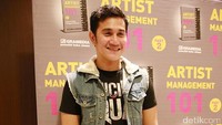 Vino tampak kasual dengan kaus hitam bertuliskan Suicide Squad dipadu dengan rompi jeans, celana dan boots coklat. Pool/Hanif Hawari/detikFoto.