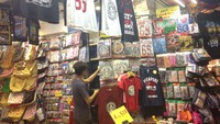 Untuk menuju ke Bugis Street, caranya cukup mudah. Naik saja MRT dari arah mana saja, kemudian turunnya di Stasiun Bugis. Traveler tinggal berjalan kaki keluar stasiun menuju Bugis Junction. Tepat di seberang jalan, terpampang tulisan besar yang mencolok sebagai pertanda kawasan ini, Bugis Street (Afif/detikTravel)