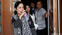 Dessy A Edwin dan Julia Prasetyarini keluar ruang sidang. Dalam persidangan ini, keduanya sempat menangis di Pengadilan Tipikor.