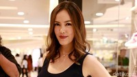 Cathy tampil dengan gaya yang simple tapi tetap terkesan elegan. Pool/Hanif Hawari/detikFoto.