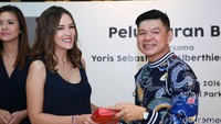 Kakak Julie, Cathy Sharon juga turut hadir. Pool/Hanif Hawari/detikFoto.