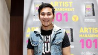 Tidak hanya Marsha saja yang dijuluki hot mom, Vino pun cocok mendapat julukan hot daddy. Pool/Hanif Hawari/detikFoto.