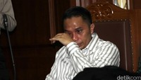 Ivan Haz mengusap matanya disela-sela sidang dengan agenda pembacaan putusan.