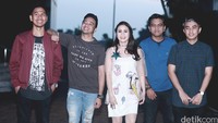Selama proses album barunya itu mereka sampai bersemedi di Puncak.