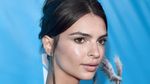 Sexy in Red! Emily Ratajkowski Hot dengan Dress Mini