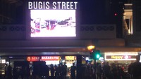 Kawasan Bugis Street di Singapura jadi pilihan terbaik untuk traveler yang mau berbelanja oleh-oleh. Pilihannya barangnya lengkap, harganya juga miring, cocok untuk lokasi berbelanja oleh-oleh (Afif/detikTravel)