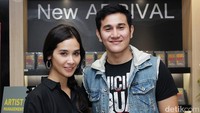 Marsha dan Vino saat ditemui di Gramedia Central Park, Grogol, Jakarta Barat, Rabu (10/8/2016). Pool/Hanif Hawari/detikFoto.