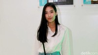 Alika Islamadina tampil dengan gaya retro. Pool/Gus Mun/detikFoto.