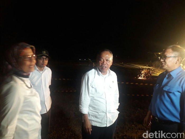Malam-malam, Menteri Basuki Cek Proyek Tol Batang-Semarang