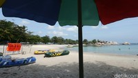Selain menikmati pantai, wisatawan juga bisa menjajal aneka permainan air. Tersedia beragam penyewaan perahu atau peralatan snorkeling yang bisa digunakan selama di pantai ini (Agung/detikTravel)