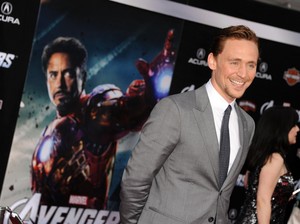Tom Hiddleston Eksis di Instagram Pakai Tank Top Taylor Swift