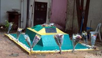 Di Duxton Plain Park, traveler juga akan menemukan makam yang dipercaya sebagai sosok Sharifah Rogayah. Ini bukanlah makam sembarangan, makam ini tidak bisa digusur karena setiap akan digusur, tanah di sekitar makam akan longsor dengan sendirinya (Wahyu/detikTravel)