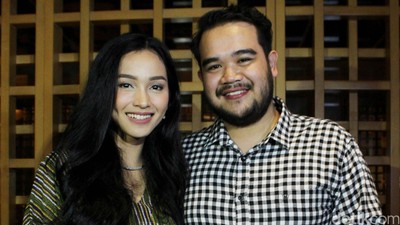 Senangnya Tya Arifin Tampil Bareng Suami