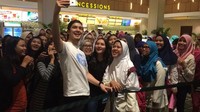 Morgan Oey ajak penggemarnya yang kebanyakan perempuan itu untuk selfie di bioskop XXI Plaza Depok.