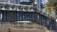 Petugas Perusahaan Gas Negara (PGN) melakukan perawatan rutin dan pengecatan terhadap pipa gas milik PGN.