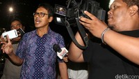 Irwan Prayitno meninggalkan gedung KPK.