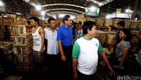 Sandiaga berdialog dengan pedagang buah.