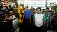 Sandiaga berkeliling pasar.