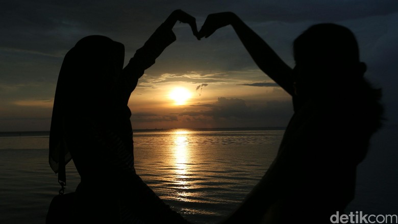 Menikmati Sunset Di Pantai Tanjung Pendem